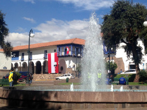 Fountain and flag in the Plaza Recocijo...
